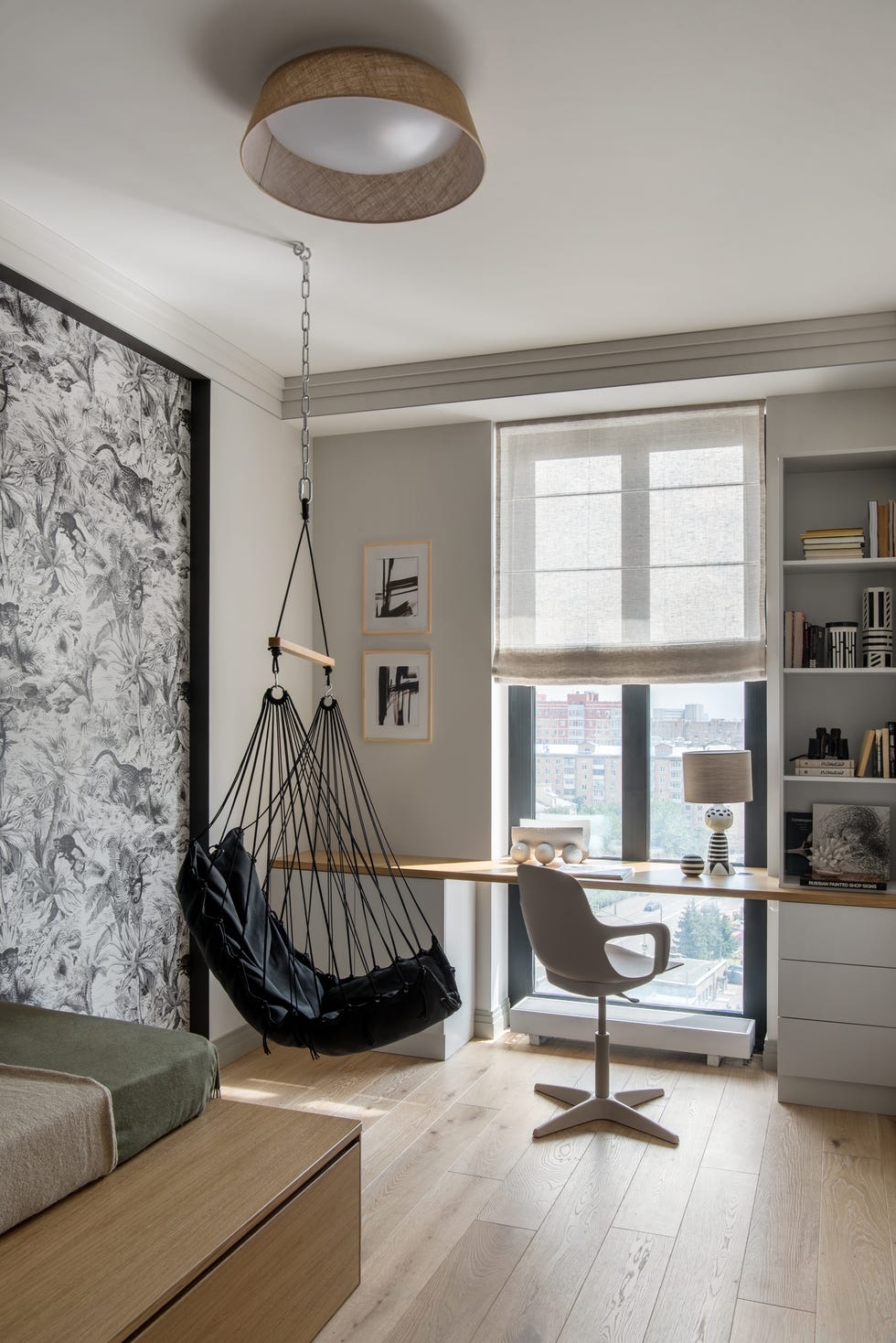 habitación juvenil con escritorio moderno y columpio