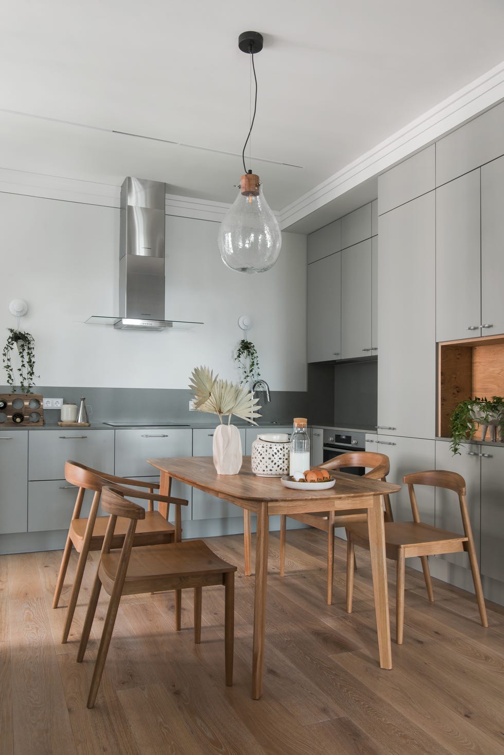 cocina moderna con office y armarios en color gris