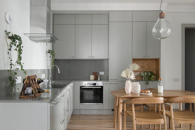 cocina moderna con office y armarios en color gris