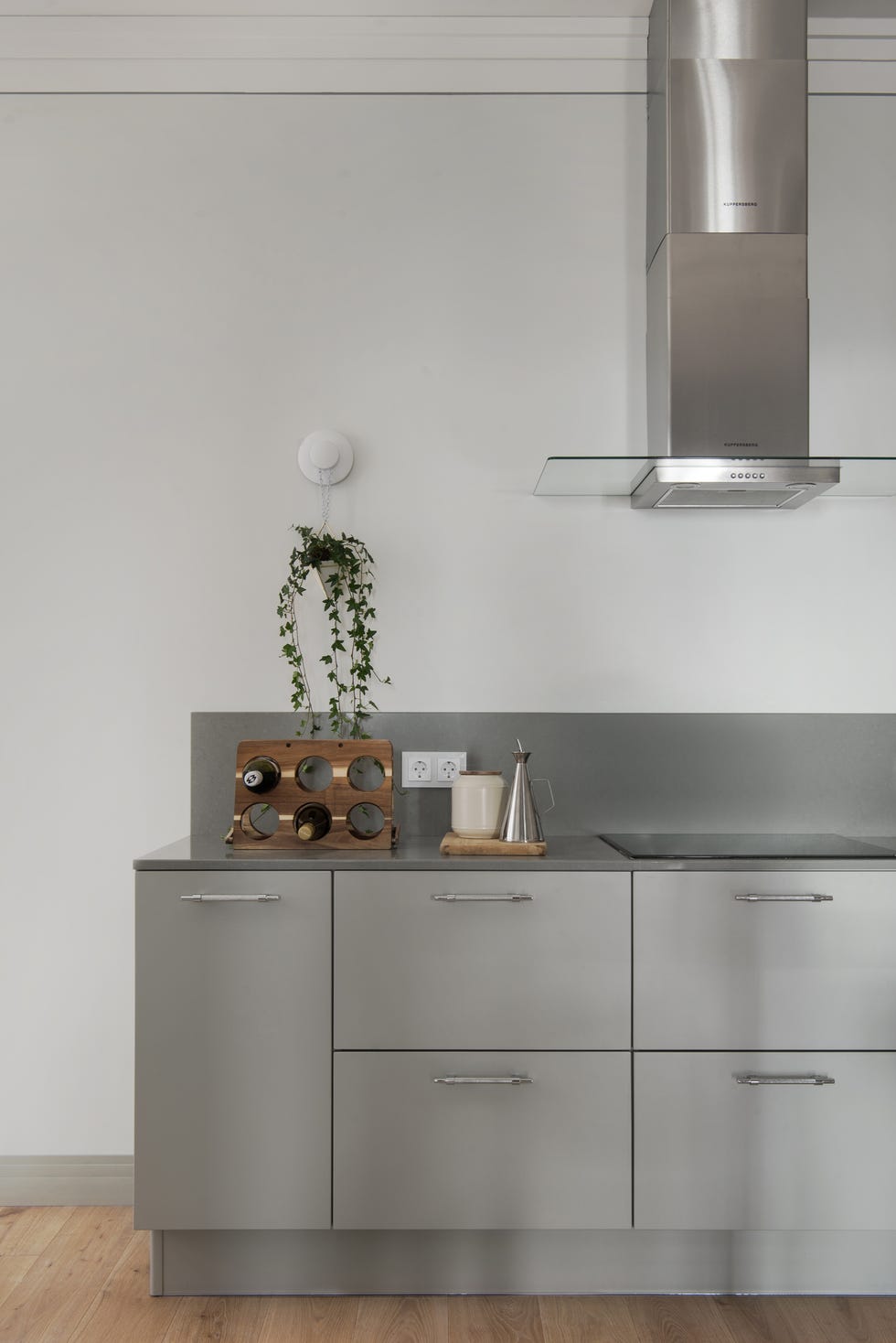 cocina moderna con armarios y encimera en color gris