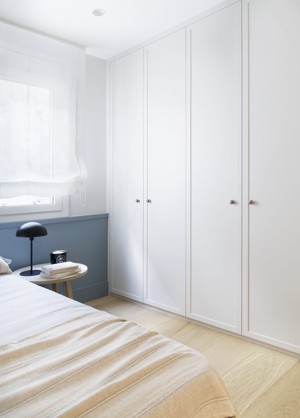 habitación con armario blanco empotrado