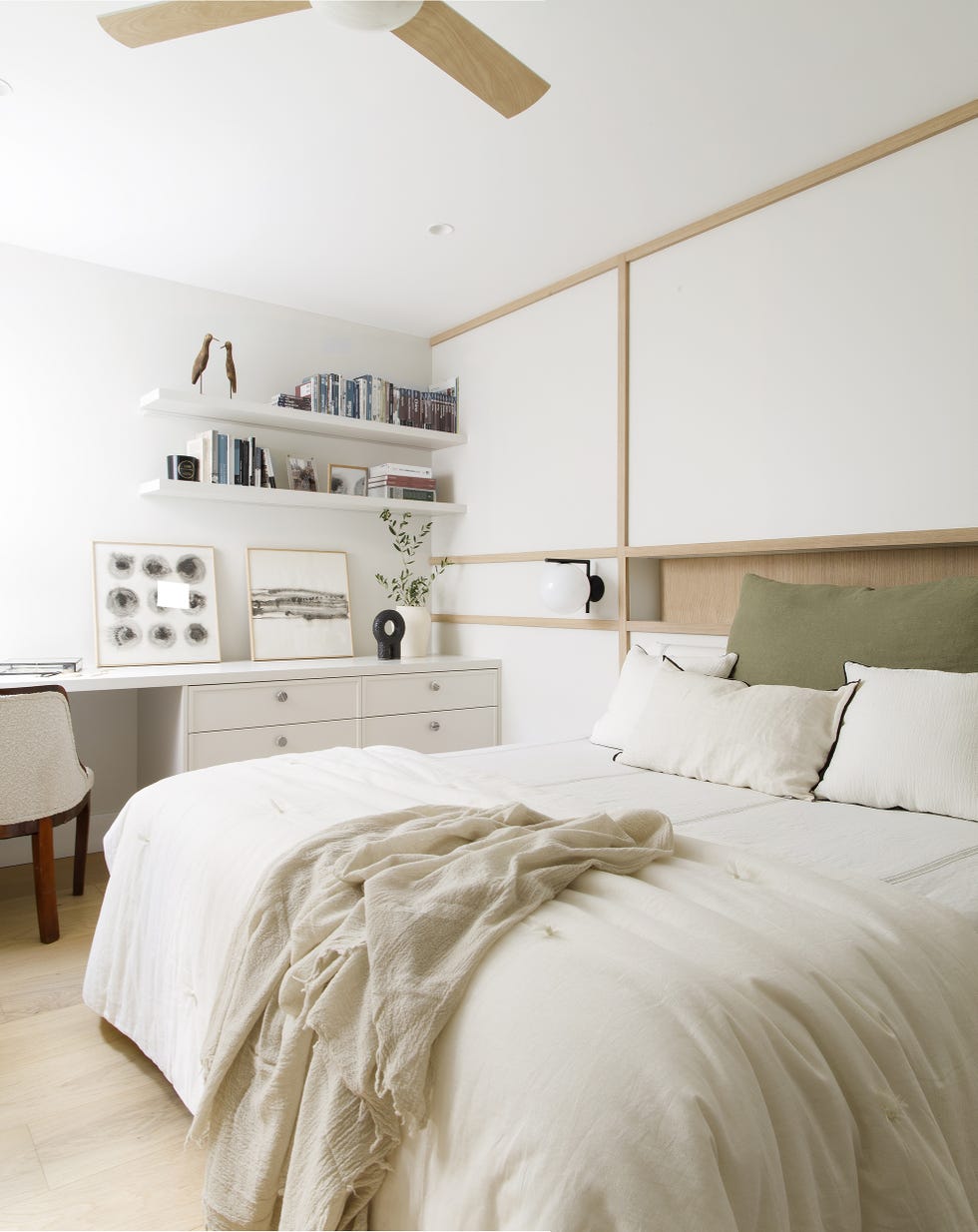 dormitorio con escritorio y cabecero a medida en blanco y madera