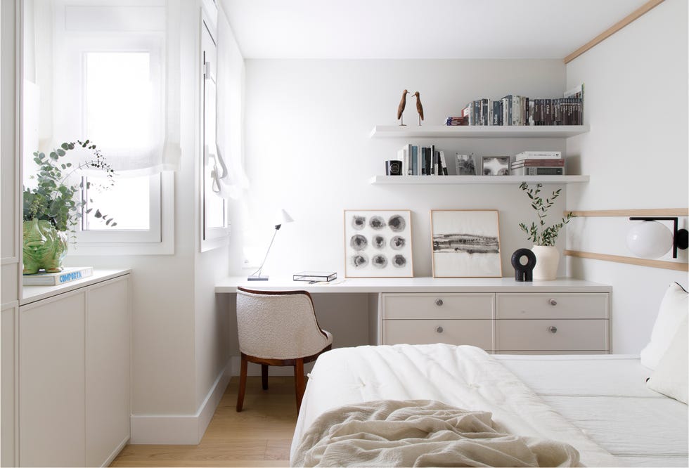 dormitorio moderno con escritorio en color blanco