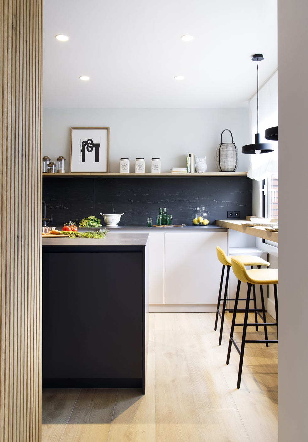 cocina con isla y barra con taburetes