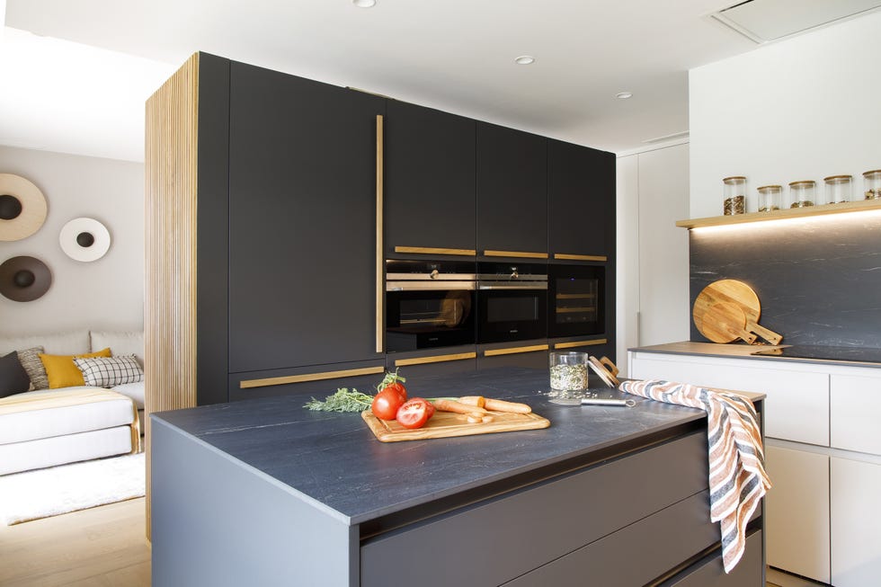 cocina moderna con isla integrada en el salón