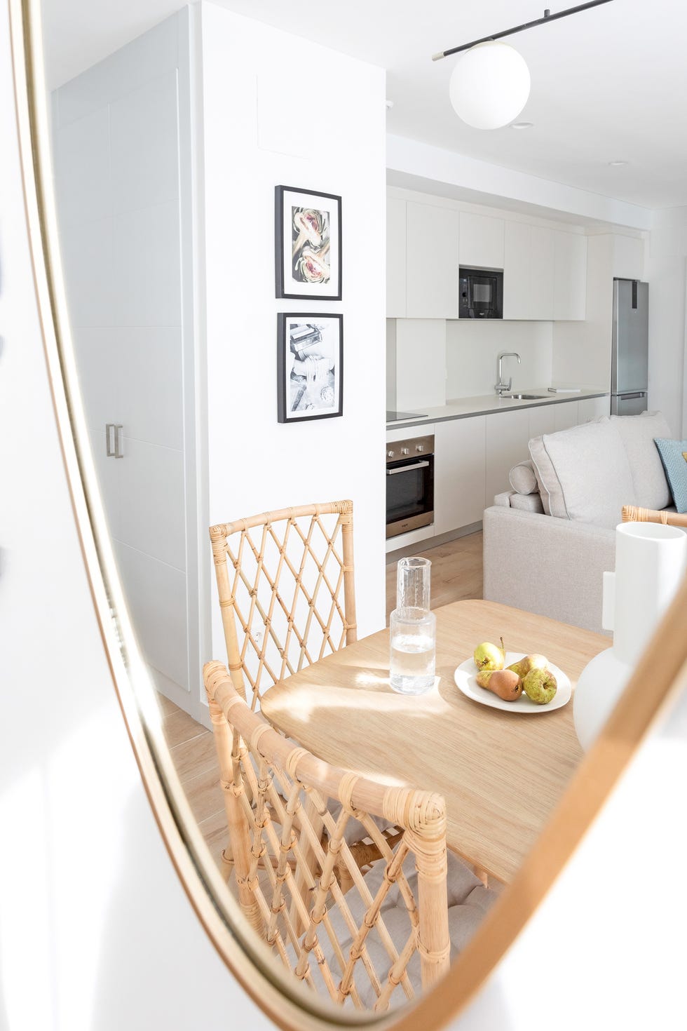 cocina blanca abierta al salón comedor