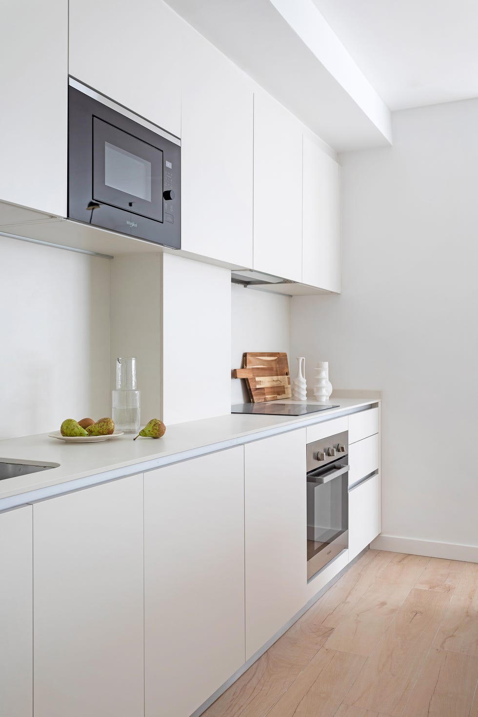 cocina blanca moderna con frentes sin tiradores