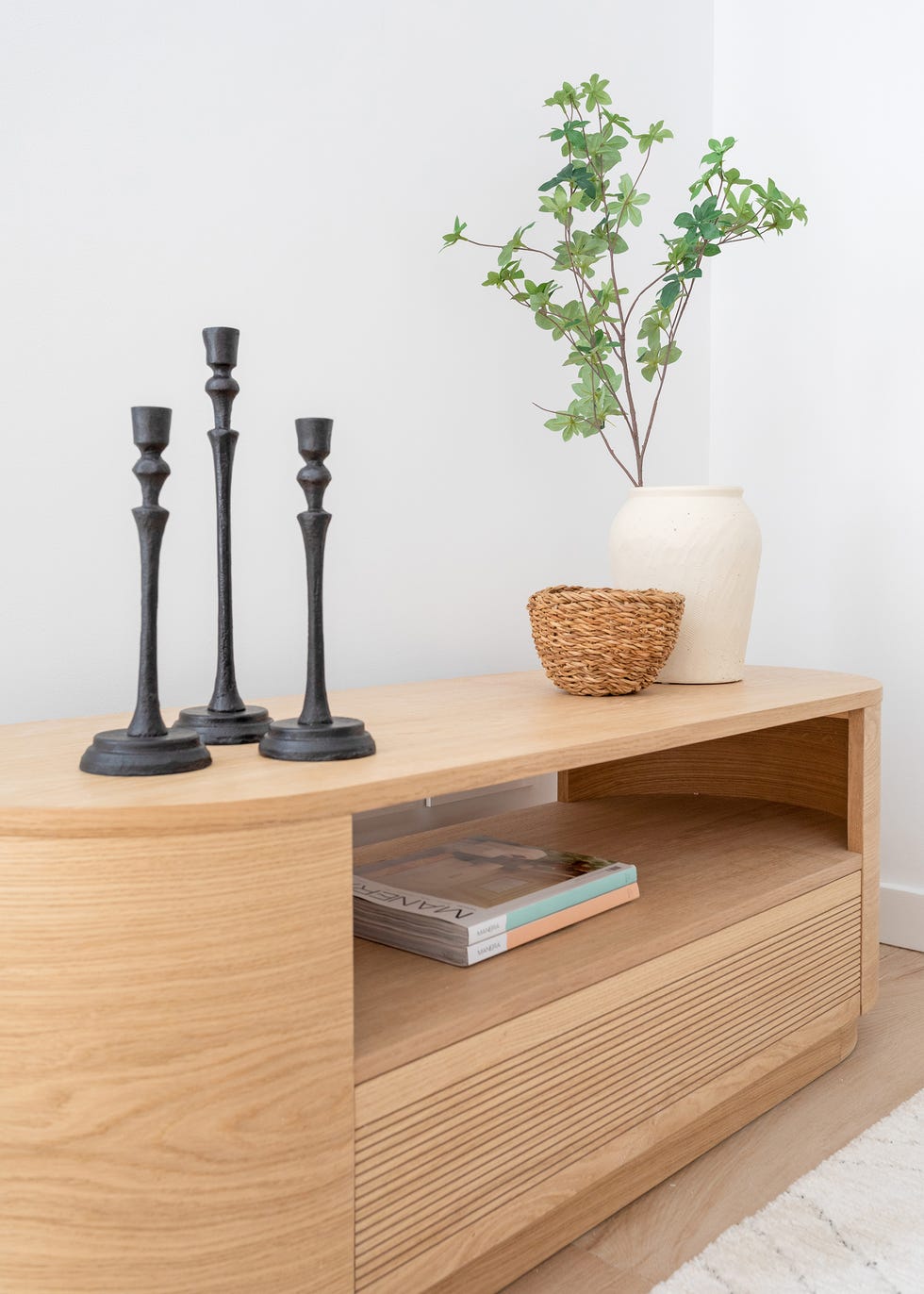 mueble de tv de madera con forma ovalada