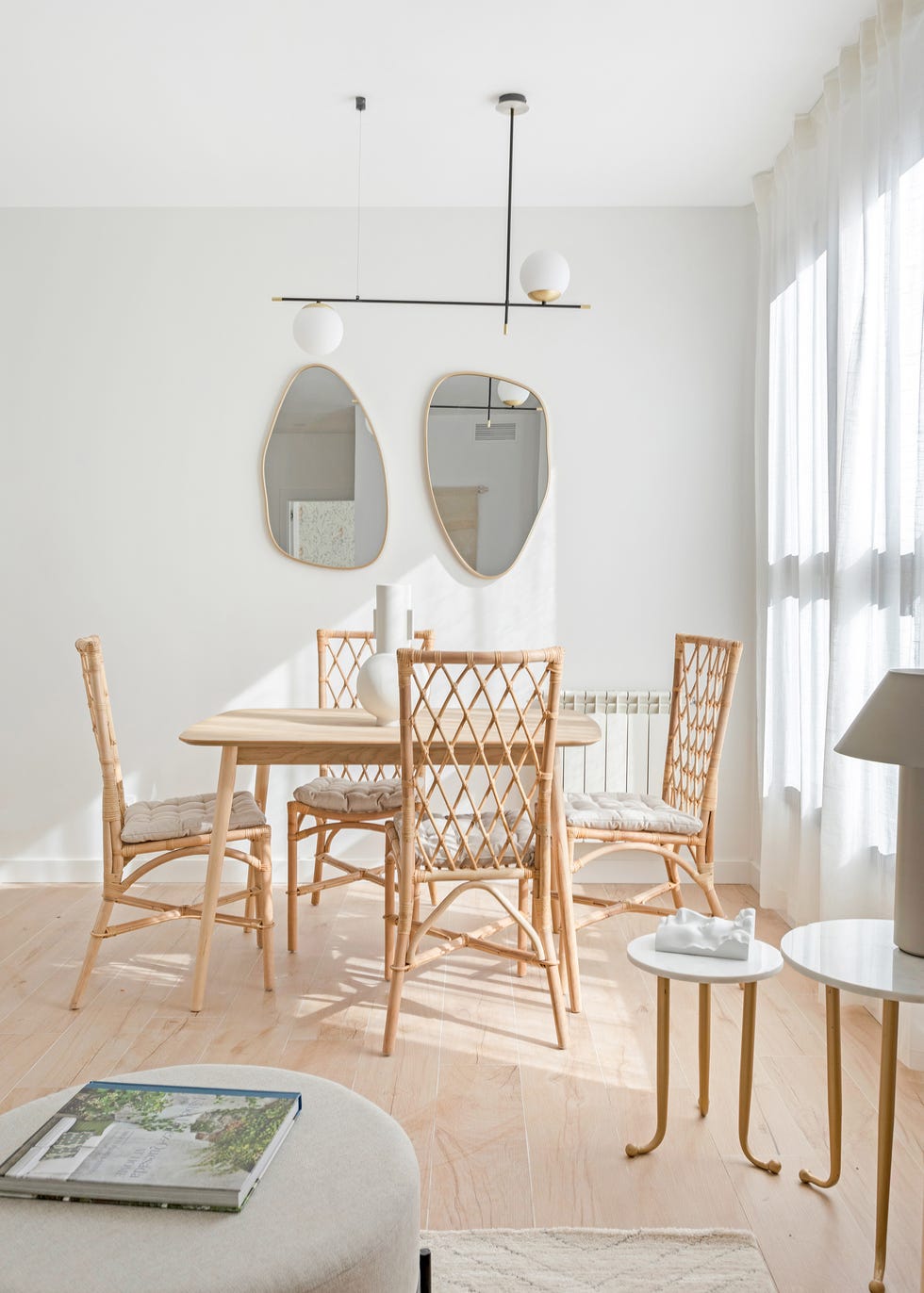 salón comedor con mesa de madera y sillas de ratán