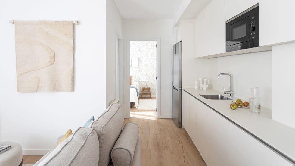 cocina blanca abierta al salón
