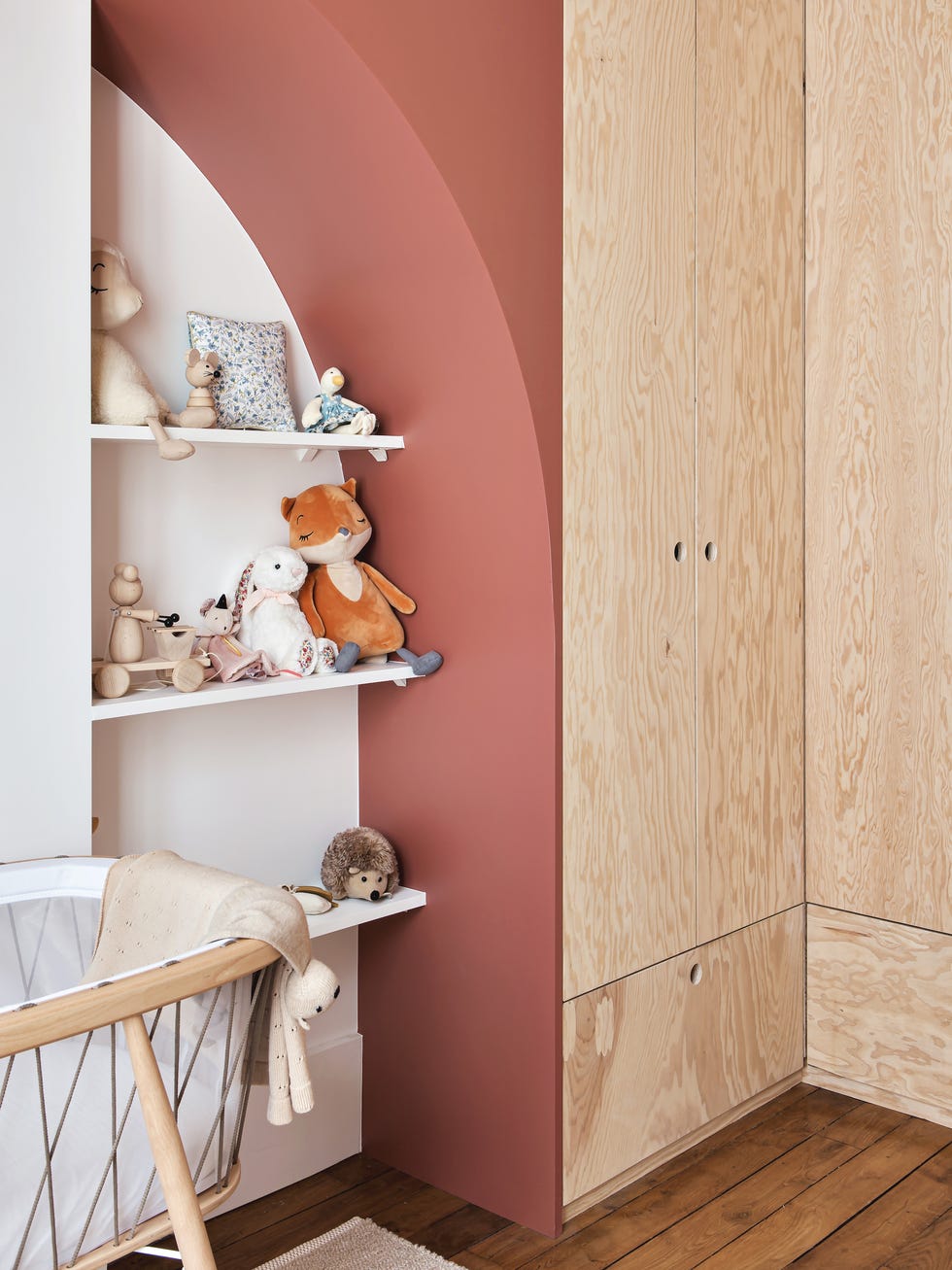 habitación infantil decorada en blanco y rosa con muebles de madera