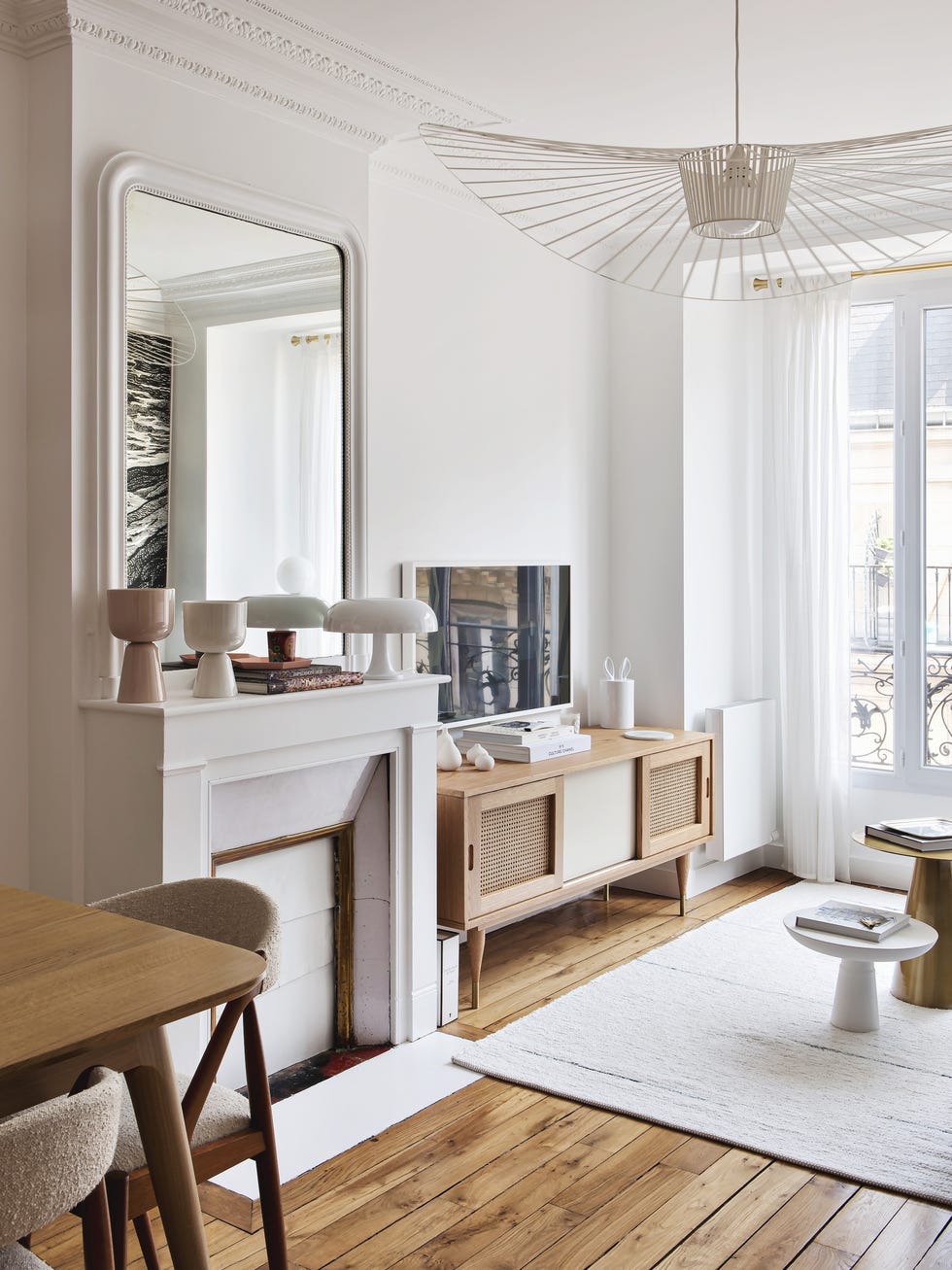 salón de diseño vintage con chimenea de piedra