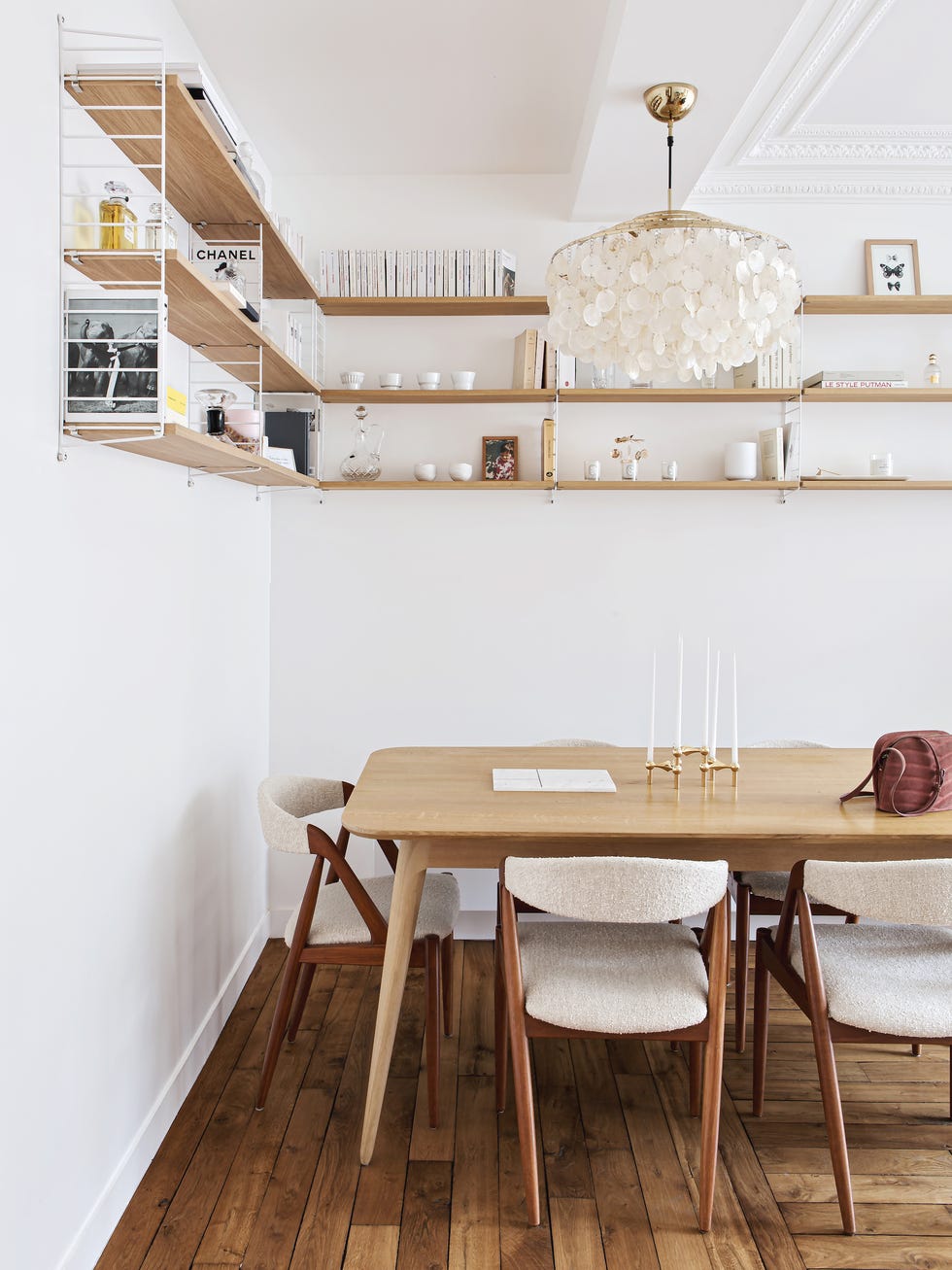 comedor de diseño vintage con mesa y sillas de madera y estantería de diseño nórdico