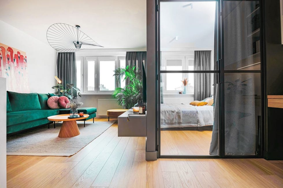 un apartamento pequeño con una distribución ingeniosa y colores alegres