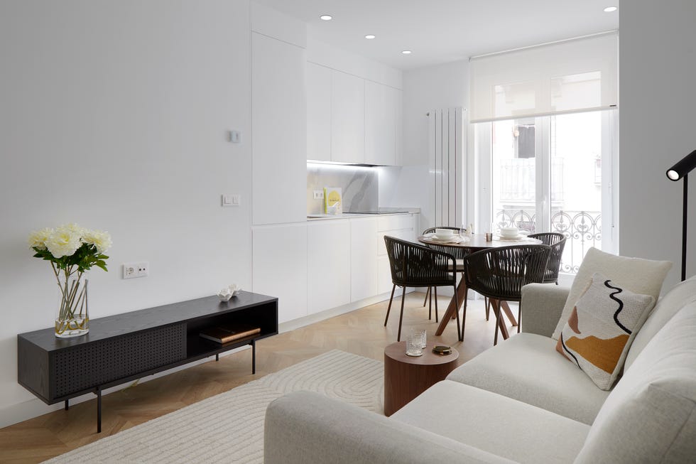 salón de diseño moderno integrado en la cocina con office