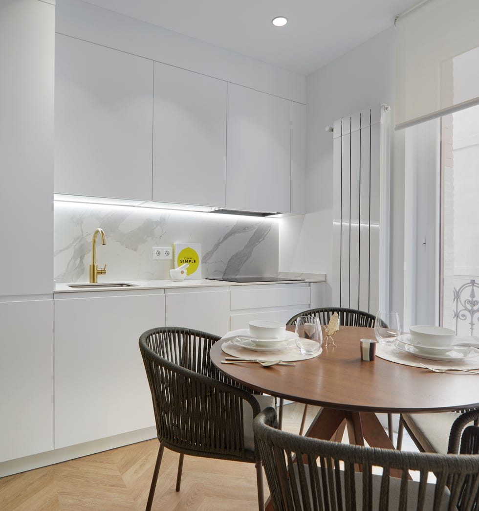 cocina moderna con office y armarios blancos sin tiradores
