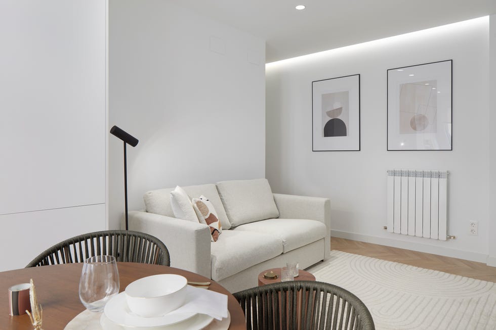salón pequeño de diseño moderno con sofá gris