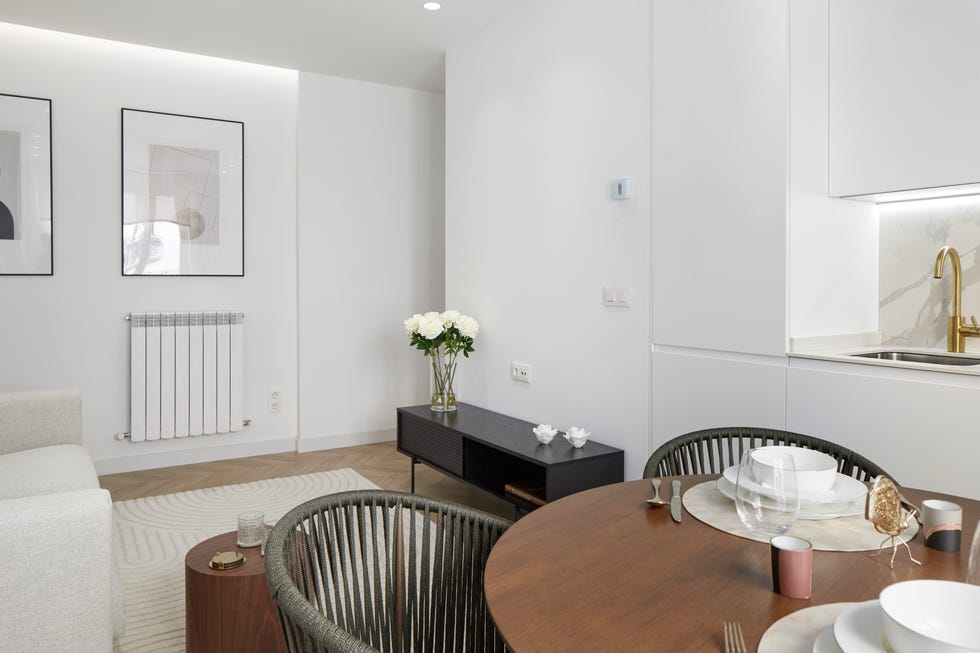 salón de diseño moderno integrado en la cocina con office