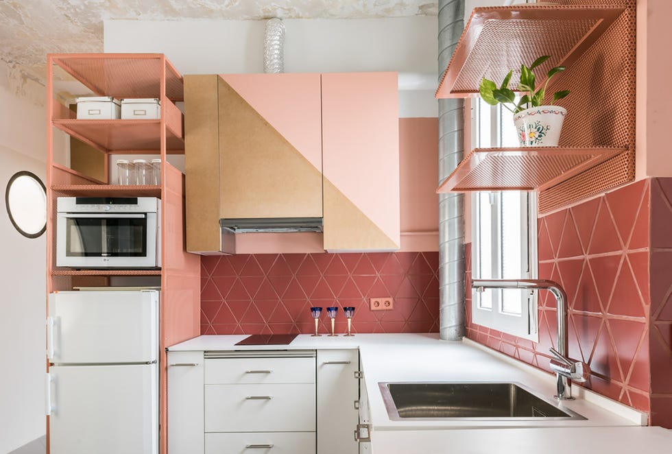 cocina abierta con armarios blancos y en colores pastel