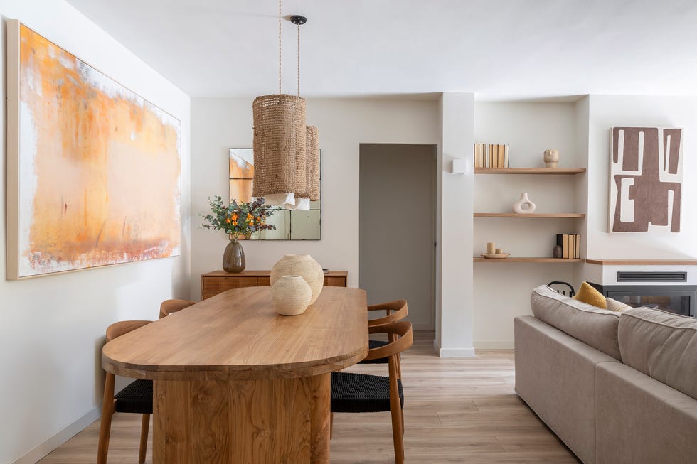 salón comedor con mesa de madera y sobre ovalado