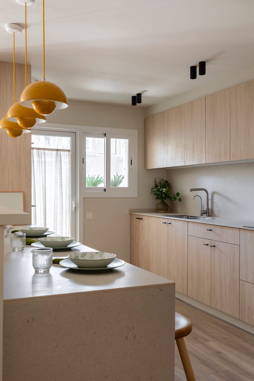 cocina con muebles de madera y barra de desayuno