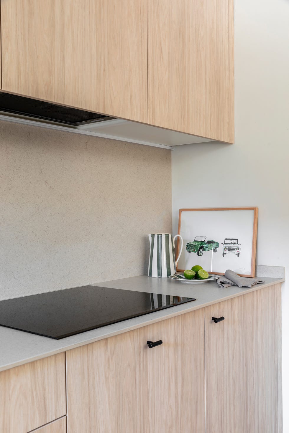 cocina con muebles de madera y revestimientos en color piedra