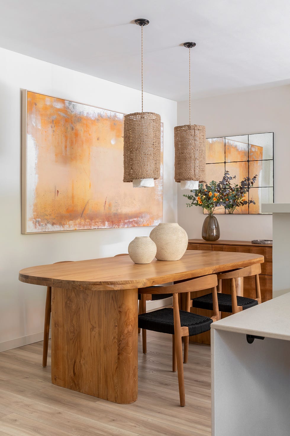 mesa de comedor de madera con sobre ovalado