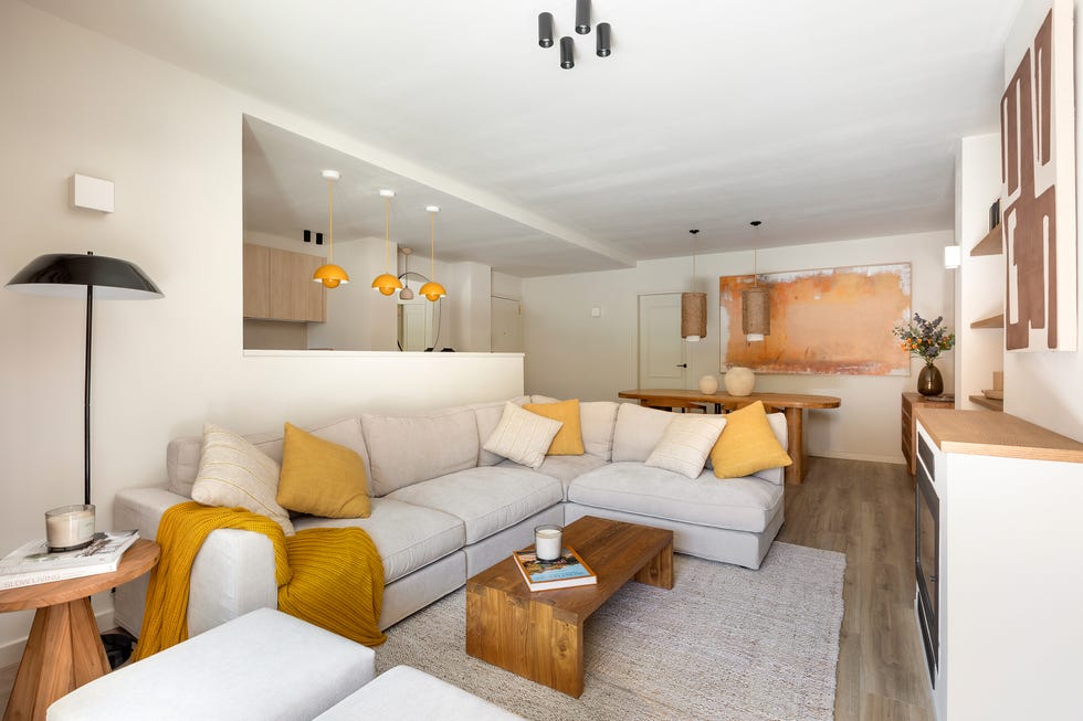 salón comedor con sofá rinconera y mesa de centro de madera