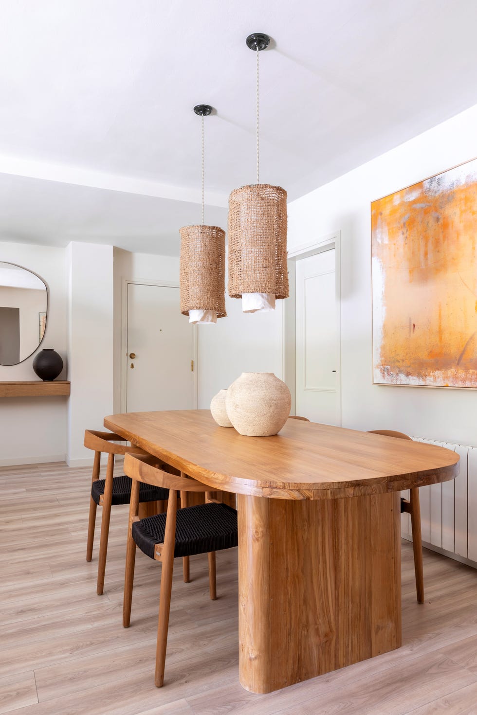 mesa de comedor de madera con sobre ovalado