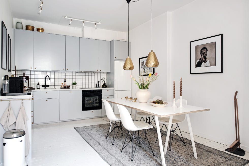 cocina con office de estilo nórdico decorada en blanco con los armarios grises