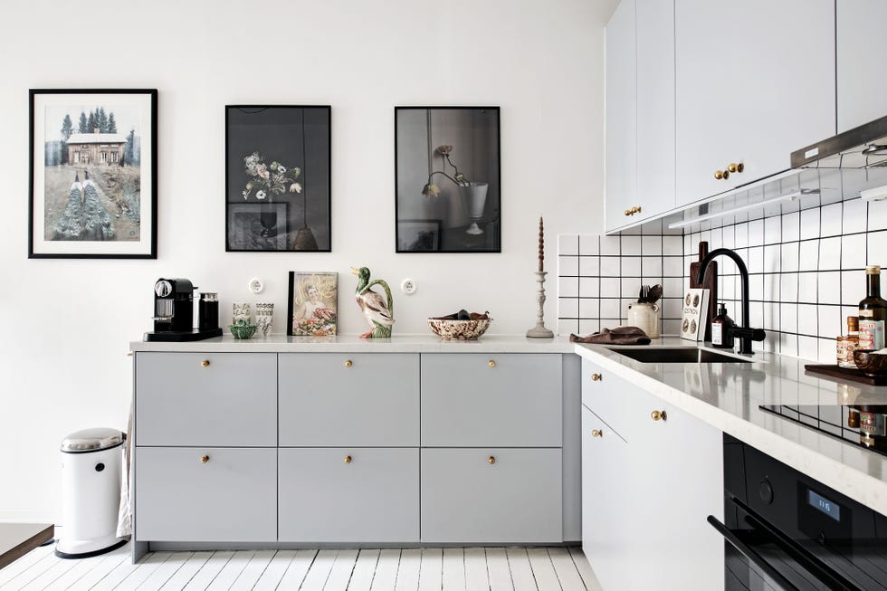 cocina con office de estilo nórdico decorada en blanco con los armarios grises