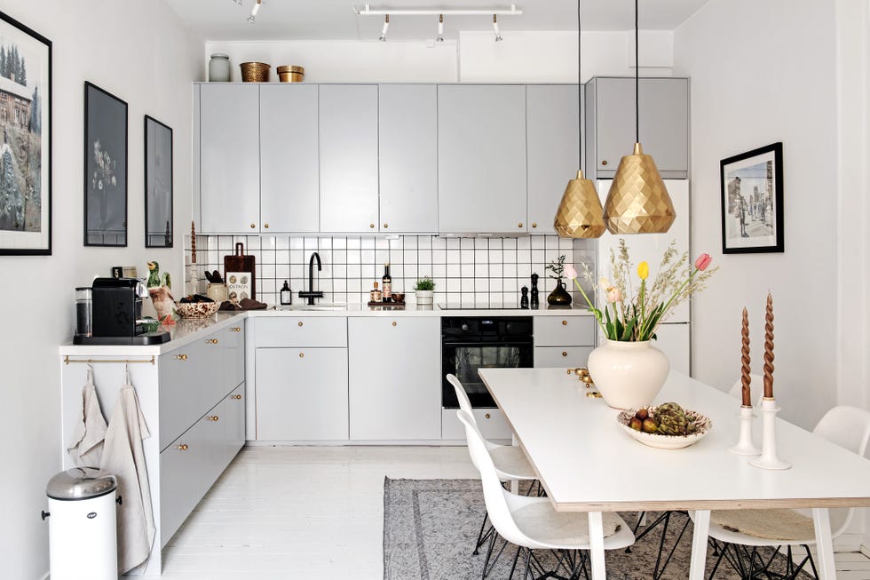 cocina con office de estilo nórdico decorada en blanco con los armarios grises