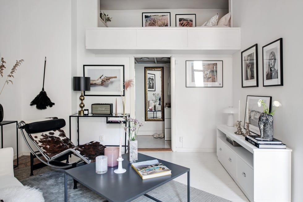 salón con doble altura y dormitorio construido en la zona superior