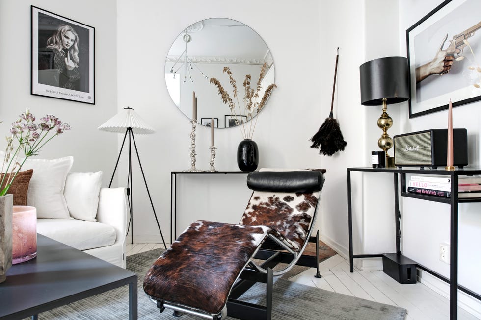chaiselongue de piel de vaca en el salón