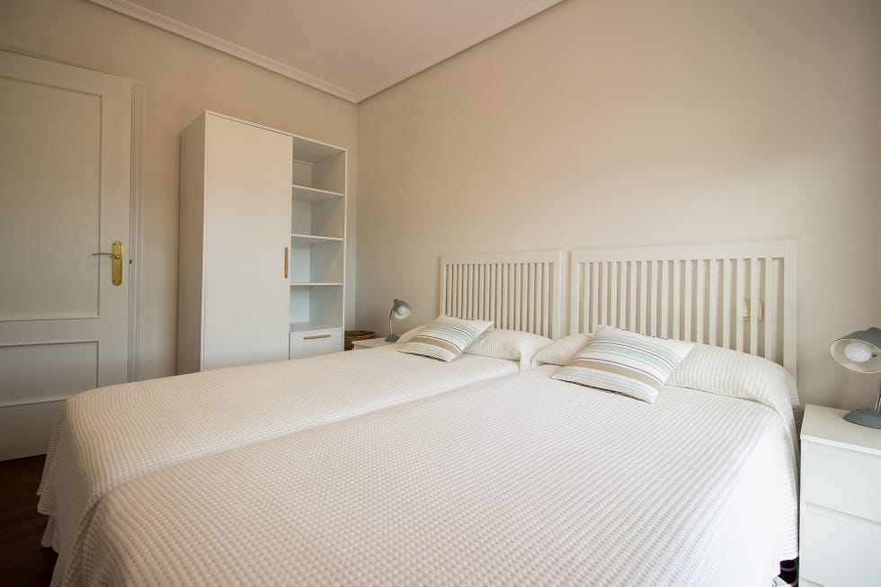 dormitorio de estilo nórdico con dos camas individuales