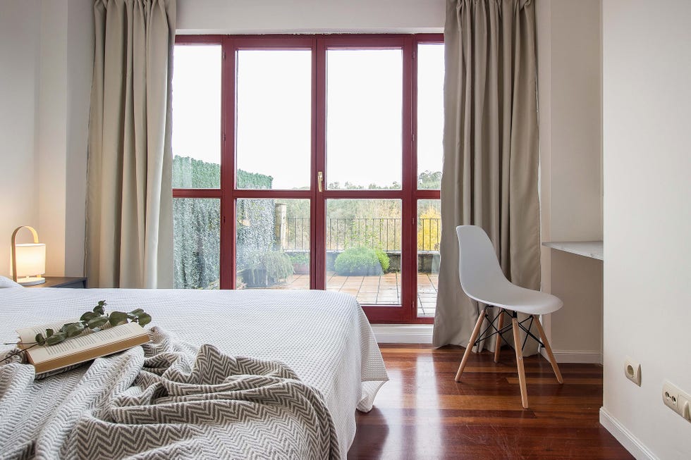dormitorio con escritorio decorado en blanco con estilo nórdico