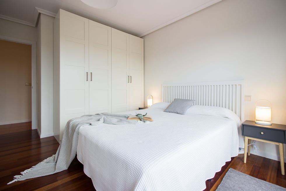 dormitorio decorado en blanco con estilo nórdico