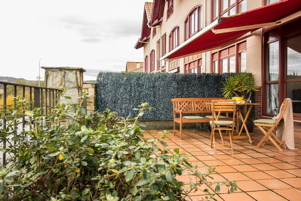 terraza con mesa y sillas plegables de madera