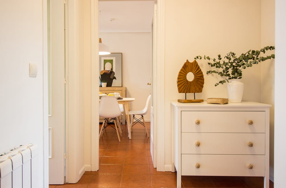 pasillo distribuidor pintado de blanco con decoración de estilo nórdico