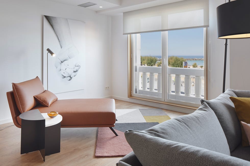 chaiselongue de piel marrón y mesa auxiliar de diseño