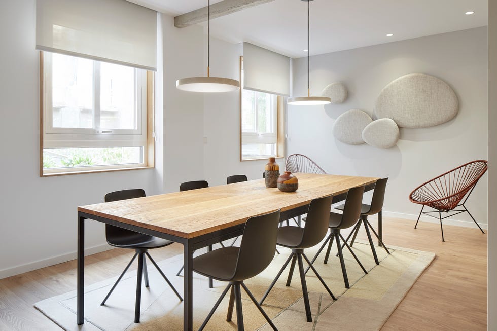 mesa de comedor de madera y metal con sillas negras