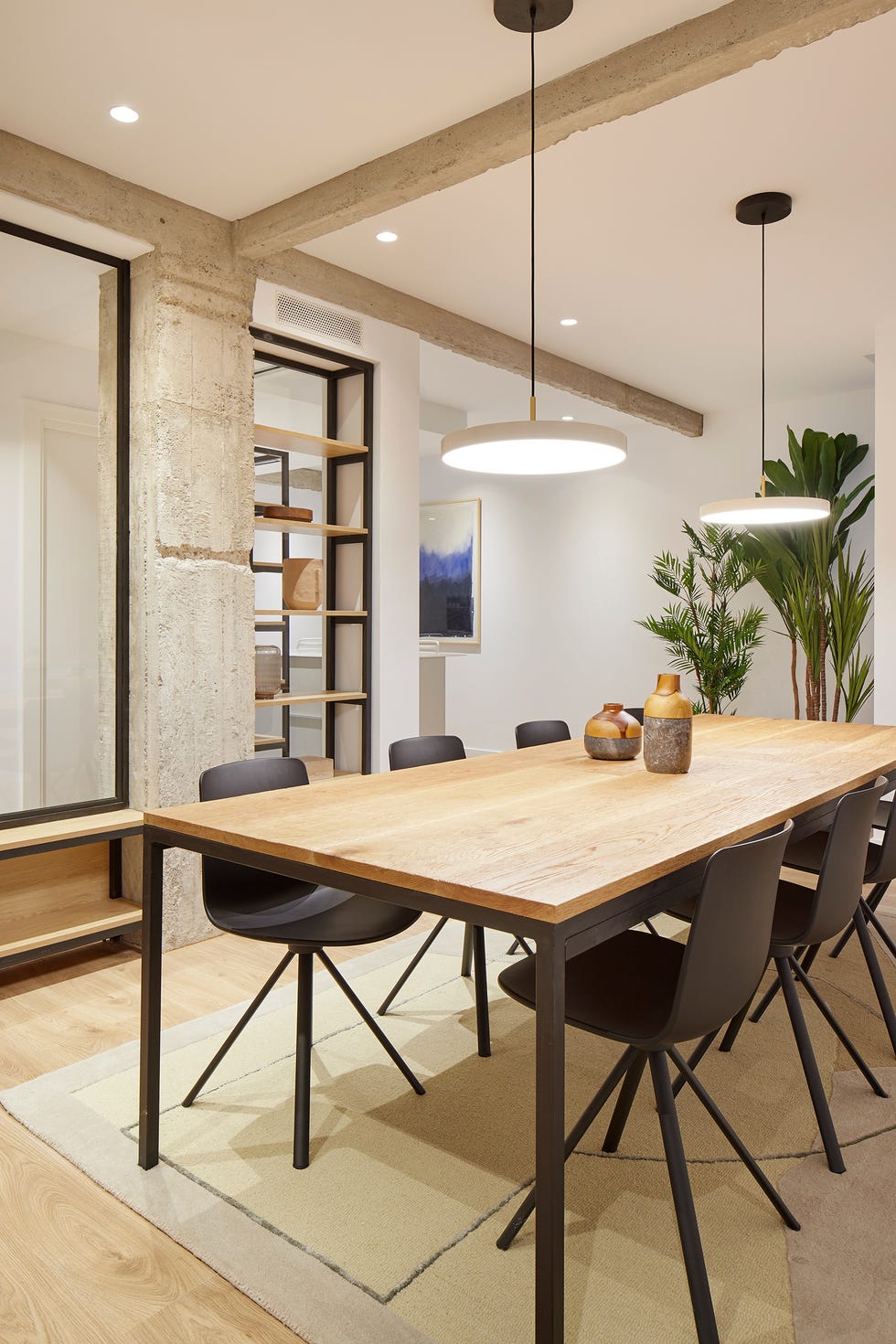 mesa de comedor de madera y metal con sillas negras