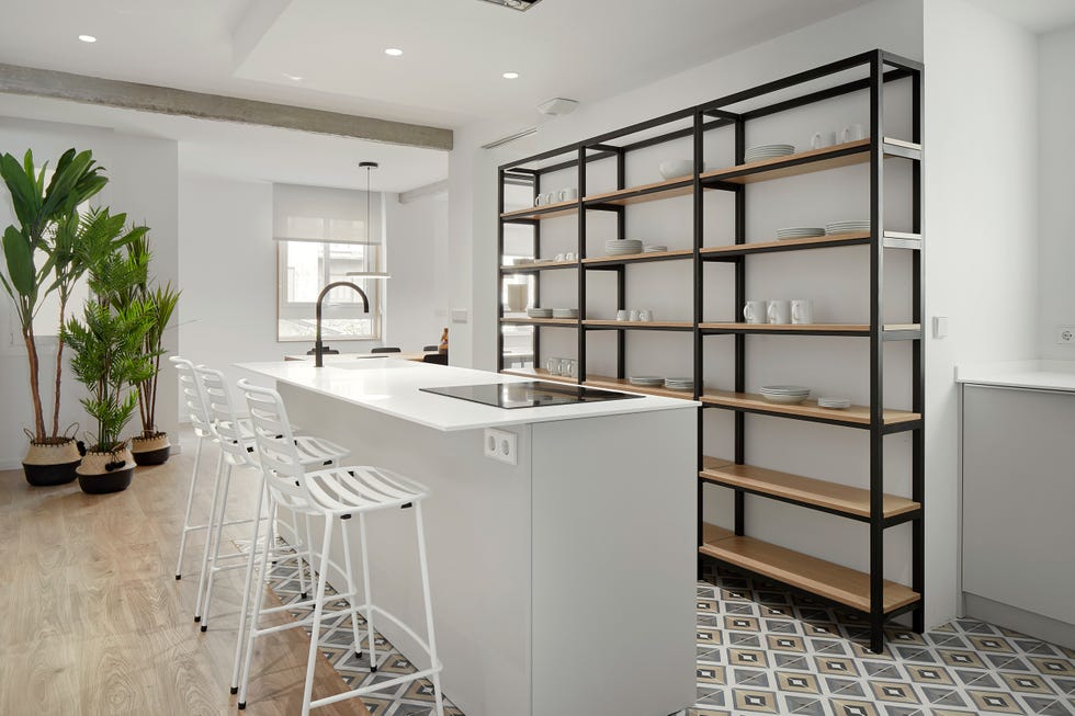 cocina abierta con isla central blanca