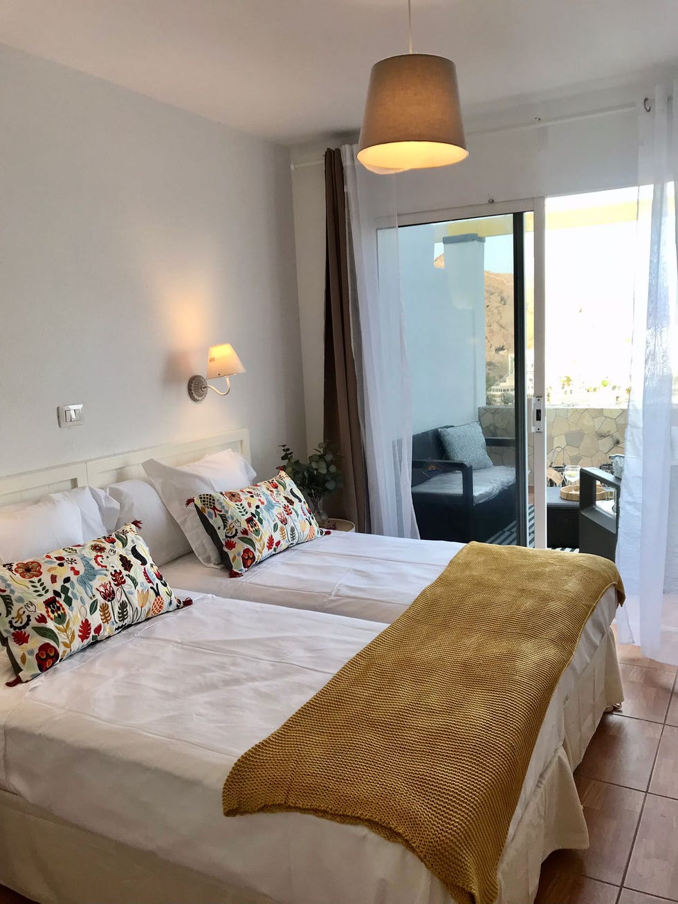dormitorio con dos camas y terraza