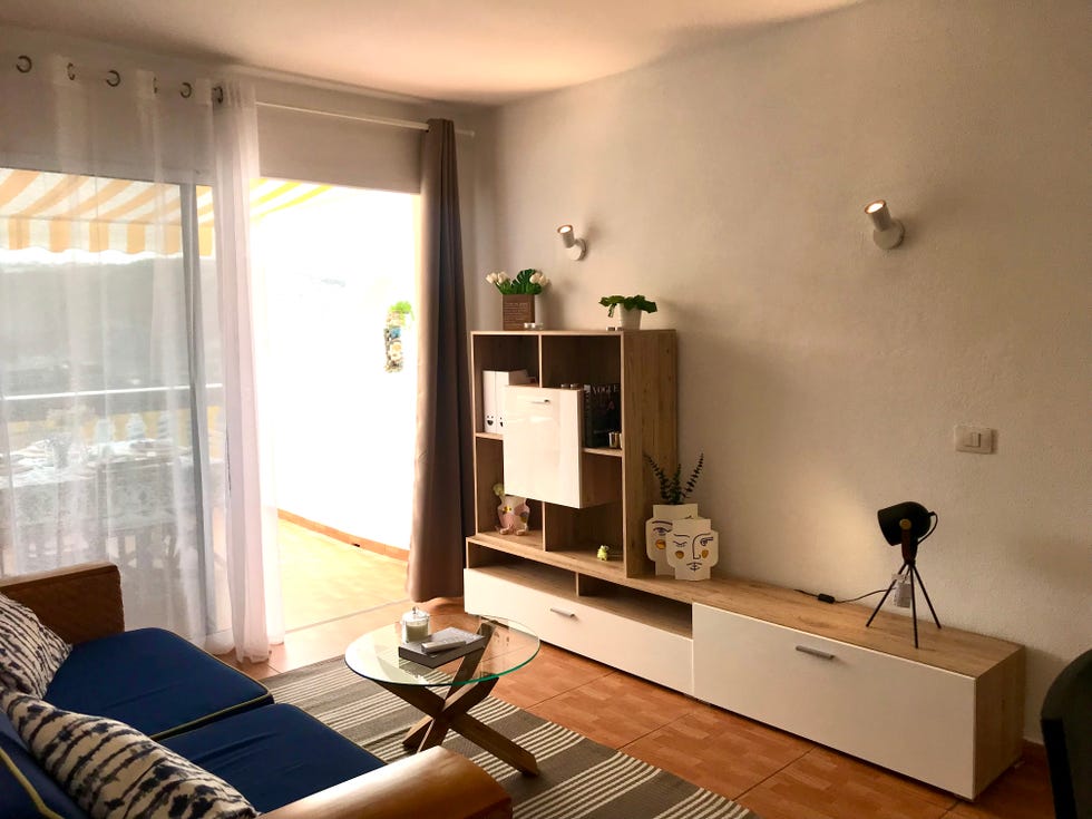 salón con mueble de tv de diseño nórdico en blanco y madera