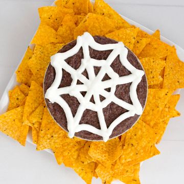 aperitivo de halloween nachos con frijoles en tela de araña