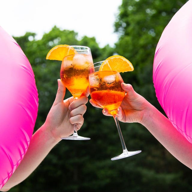 Drink, Cocktail, Alcoholic beverage, Juice, Hand, Orange juice, Mai tai, Distilled beverage, Drinking, Orange drink, 