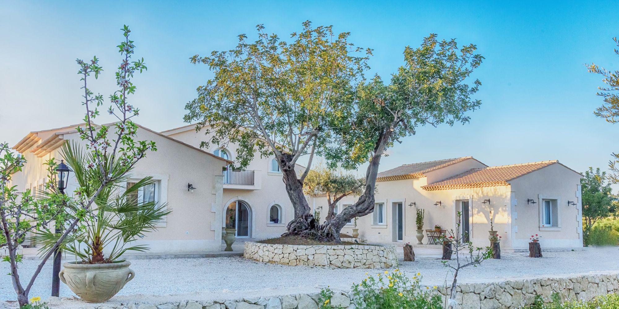 Scopri e vivi la Sicilia come meta delle tue vacanze, fallo in modo speciale, con Airbnb e le Experience potrai entrare a stretto contatto con i locals della Val di Noto e imparare a cucinare i cannoli siciliani e la caponata.