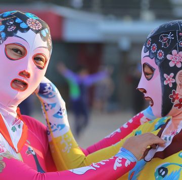 Arrivano dalla Cina, si chiamano facekini e potrebbero rivoluzionare la nostra percezione dell'abbronzatura: indosseresti mai costumi da bagno per la faccia, maschere di protezione solare totale anti raggi UV?