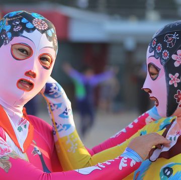 Arrivano dalla Cina, si chiamano facekini e potrebbero rivoluzionare la nostra percezione dell'abbronzatura: indosseresti mai costumi da bagno per la faccia, maschere di protezione solare totale anti raggi UV?